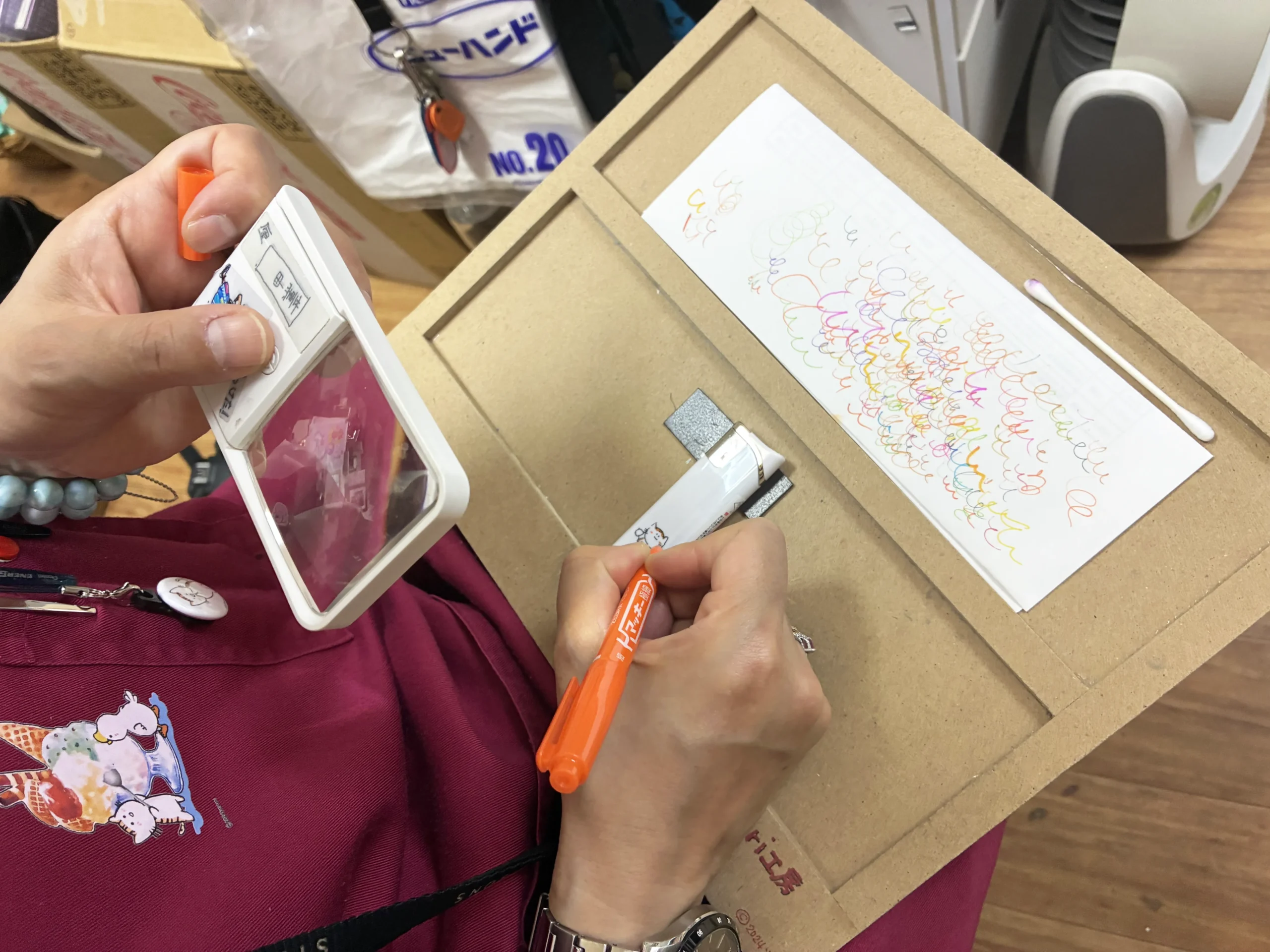 ライターにイラストを描く女性の写真（撮影：grape編集部）