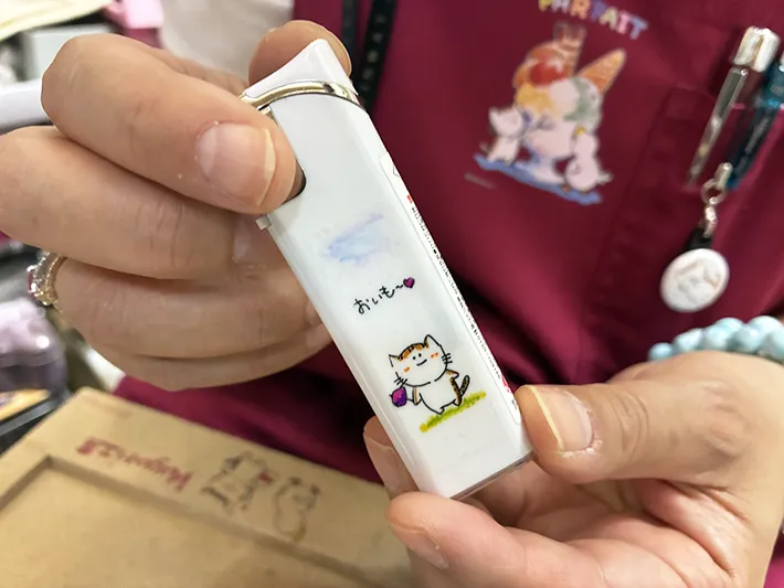 かわいいイラストがあしらわれたライターの写真（撮影：grape編集部）