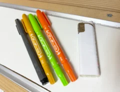 油性マーカーとライターの写真