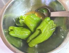 『丸ごとピーマンのさっぱりレンジ蒸し』を作る写真