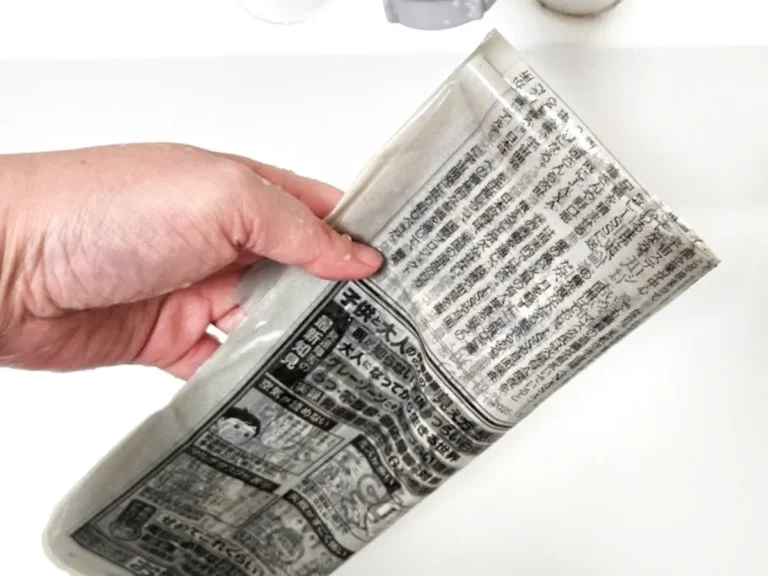 新聞紙で玄関掃除をする写真