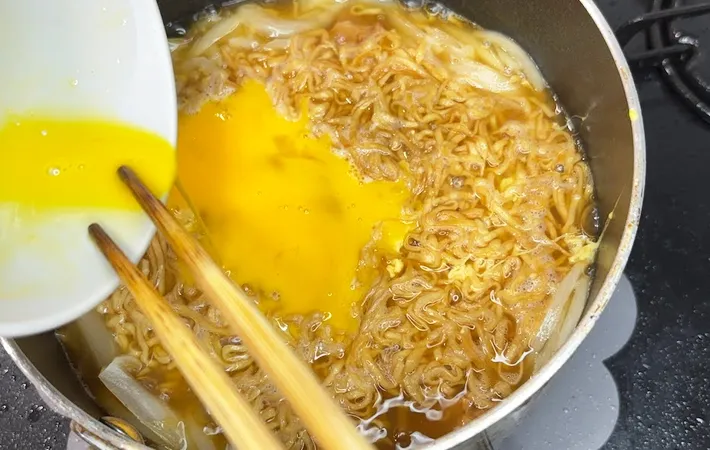 『焼き鳥缶の親子丼風チキラー』を作る写真