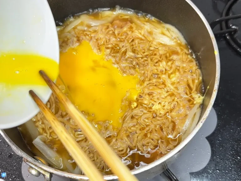 『焼き鳥缶の親子丼風チキラー』を作る写真