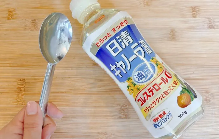 スプーンとキャノーラ油の写真