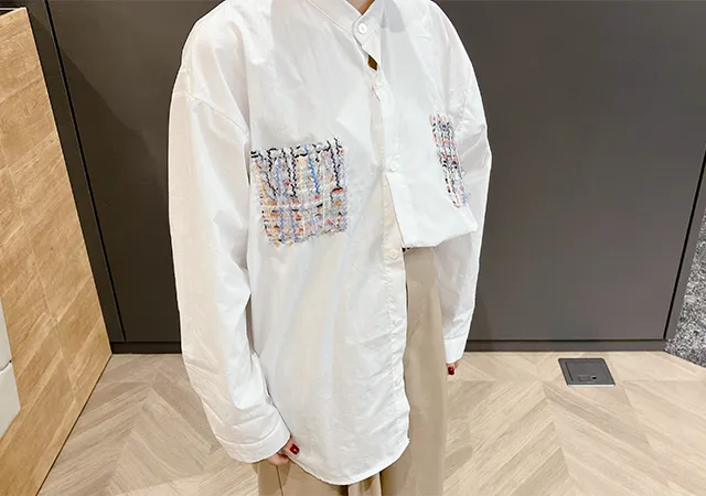 シャツを着た女性