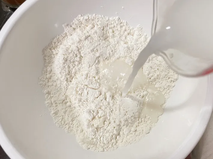 粉類に牛乳などを注ぐ（撮影：grape編集部）