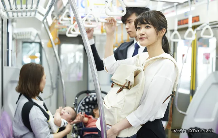 電車内の女性の写真