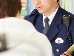 交番で話す男の写真