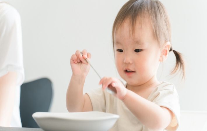 食事中の女の子