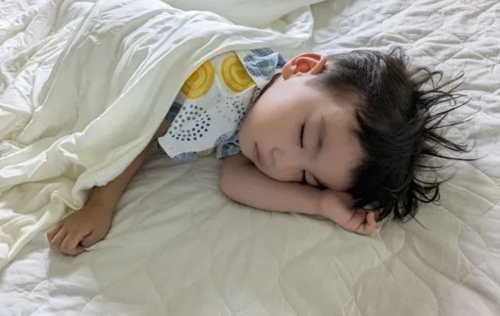 眠る子供