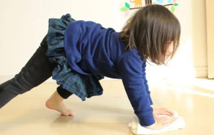 雑巾がけをする子供