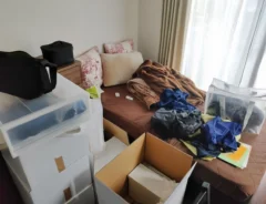 散らかった部屋