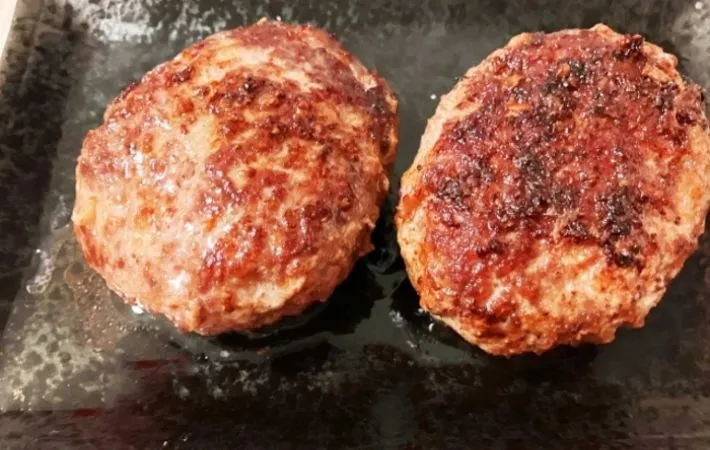 皿にのったハンバーグ