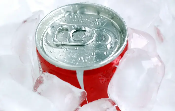 氷で冷やしている缶