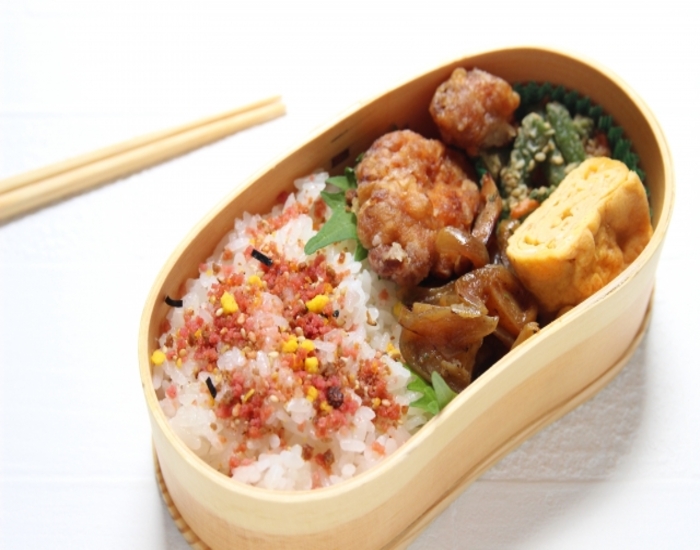 ご飯とおかずの詰められたお弁当