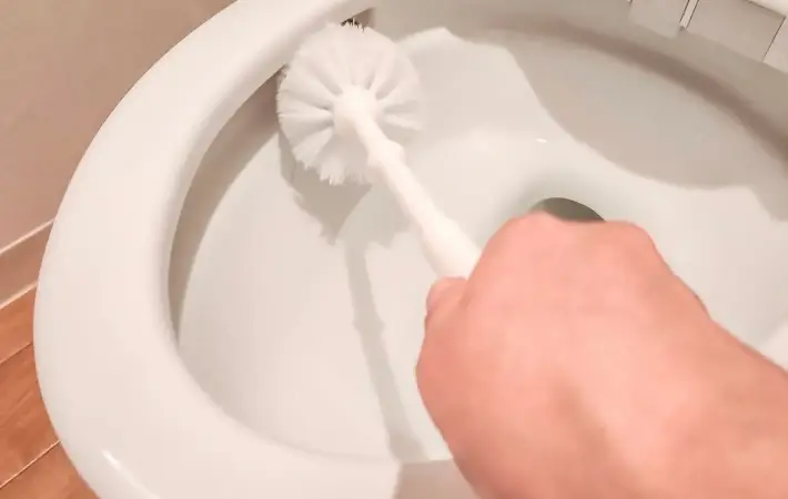 トイレ掃除をしている様子