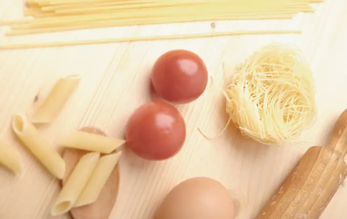 卵とさまざまな種類のパスタ