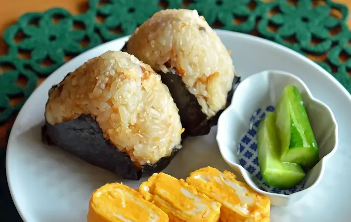 おにぎりと卵焼きと漬物