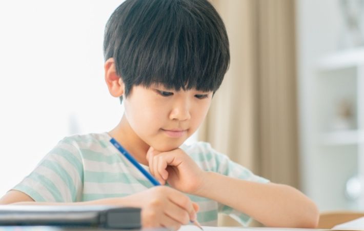 勉強をしている男の子