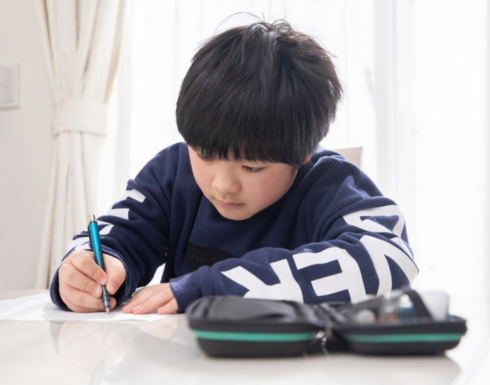 宿題をしている男の子