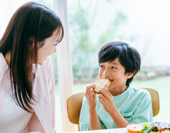 笑顔で食事をする親子