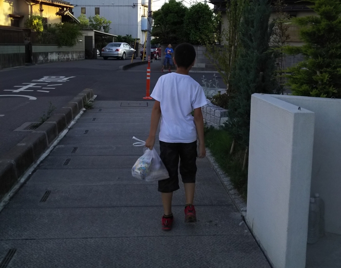 買い物をしている小学生