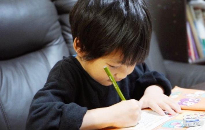 子供が勉強している様子