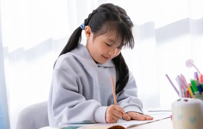 宿題をしている女の子