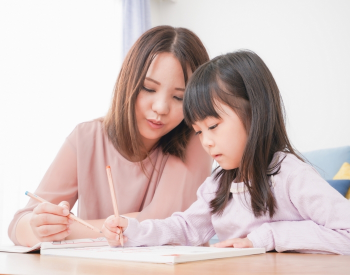 母と娘で宿題をしている様子