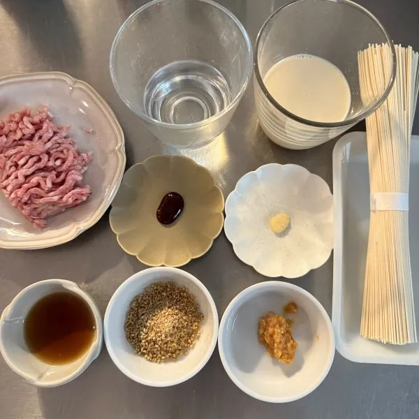 『豆乳担々そうめん』の材料を並べた写真