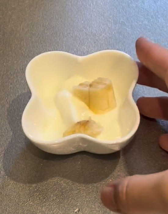 凍ったバナナをトッピングしたヨーグルト