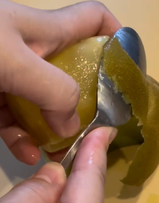 キウイの皮をスプーンでむいている様子