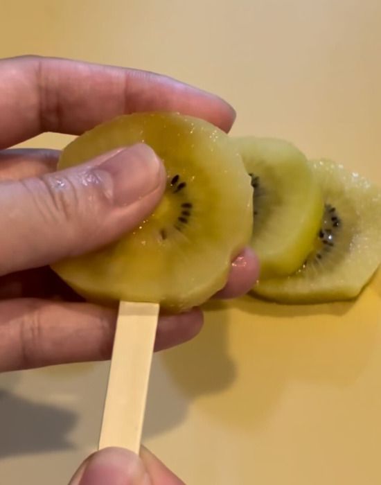 キウイに木のスティック棒をさしている様子