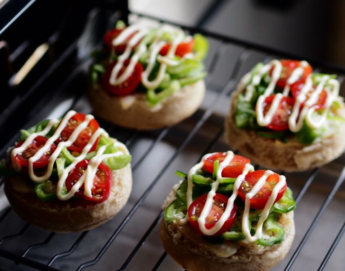 魚焼きグリルに料理をのせている様子
