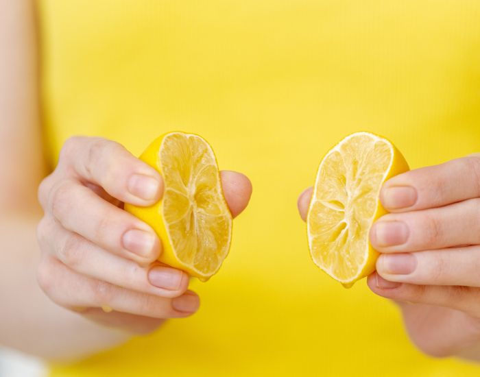 半分に切ったレモンを持っている様子