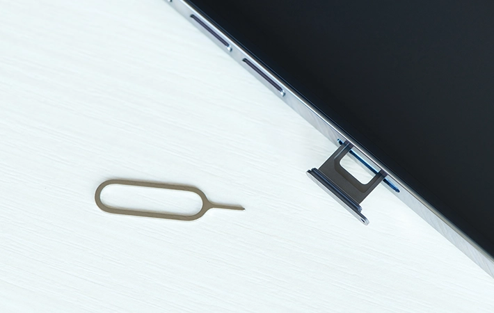 SIMピンを使ったトレイの開け方とSIMカードの交換手順