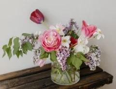 花瓶の代用品として使えるアイテム5選！使い方や花瓶を使わず花を楽しむ方法もご紹介