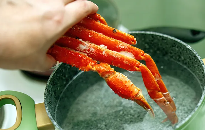 3．冷凍ボイル蟹に直接水をかける