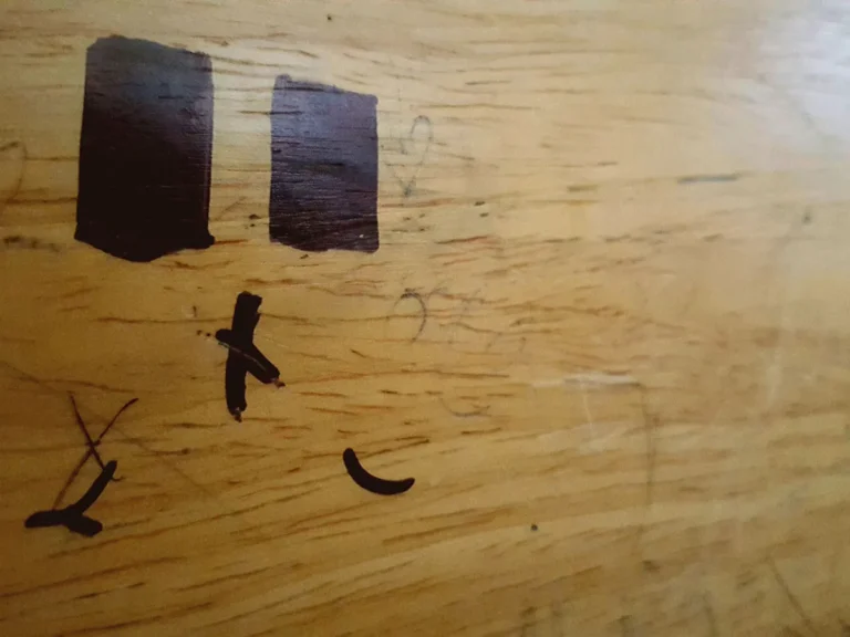 机についた油性ペン汚れの落とし方を解説!服についた場合や時間が経った際の対応もご紹介