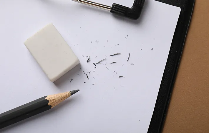 紙以外に付いた鉛筆汚れでも、消しゴムで落とせる？