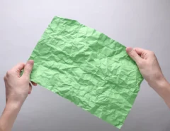 紙のしわを伸ばす方法とは？アイロン以外の方法や予防策をご紹介