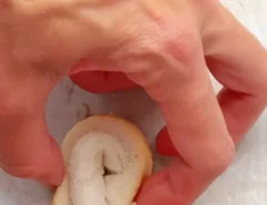 食パンでピザトーストを作る写真
