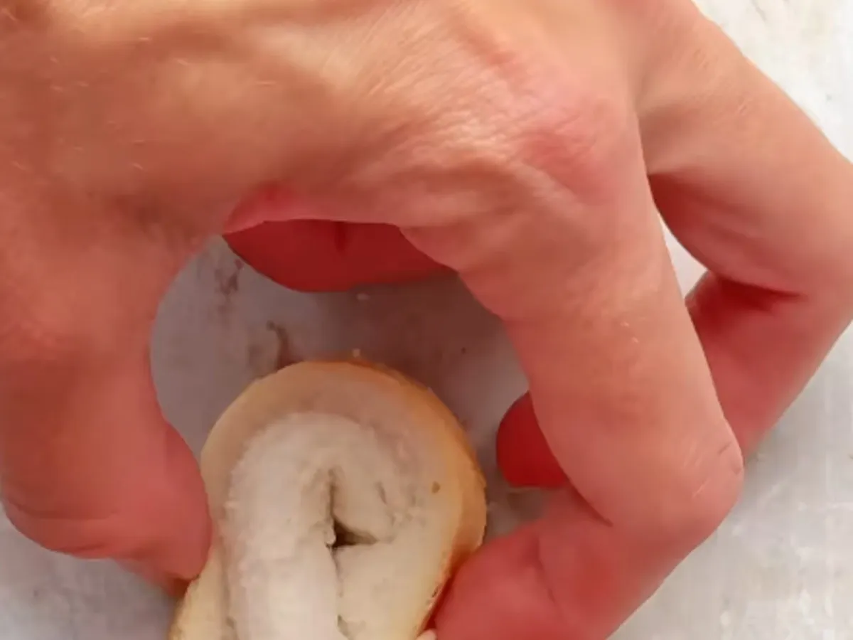 食パンでピザトーストを作る写真