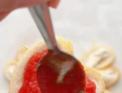 食パンでピザトーストを作る写真