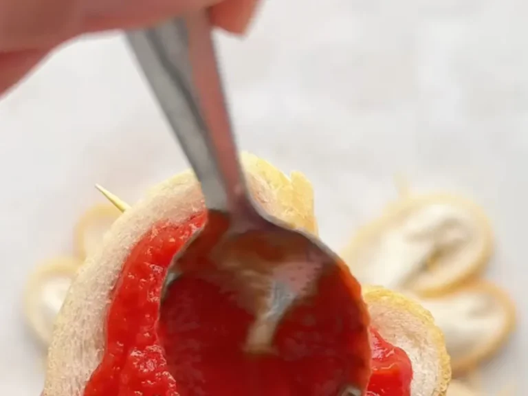食パンでピザトーストを作る写真