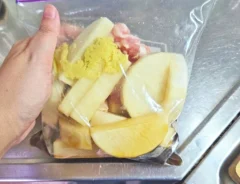 『下味冷凍でしみしみ豚バラ大根』を作る写真（撮影：キジカク）