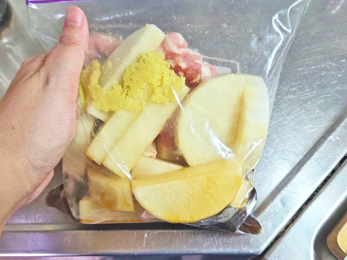 『下味冷凍でしみしみ豚バラ大根』を作る写真（撮影：キジカク）