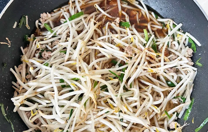 『もやしあんかけ』を作る写真（撮影：エニママ）