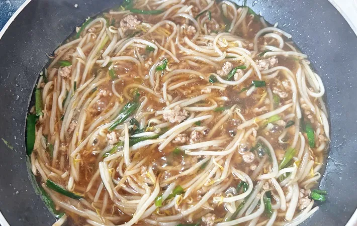 『もやしあんかけ』を作る写真（撮影：エニママ）