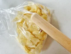 『ポテチ衣のから揚げ』を作る写真（撮影：エニママ）